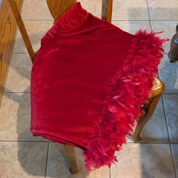 Luxurious Red Throw Blanket - Picture 7 of 8